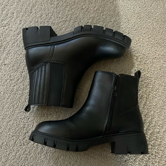 Cute black boots from brand MIA.They are a size 4 kids.These boots are new. - Picture 3 of 7